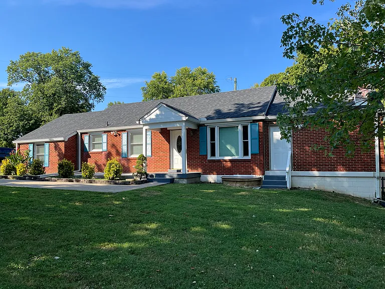 3 bedrooms and 2 baths upstairs. 1 bedroom and 1 bath with Kitchenette and private entrance downstairs.