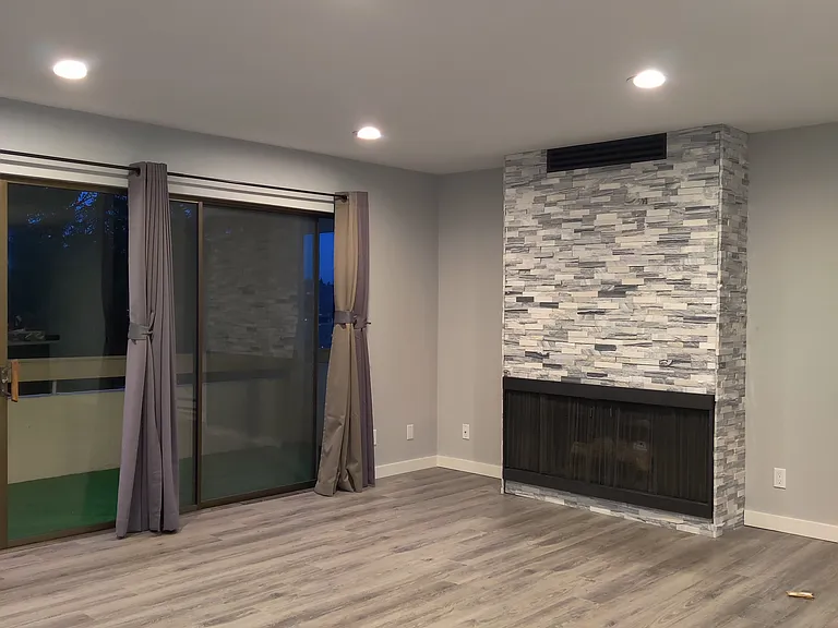 Living room with fireplace - gas