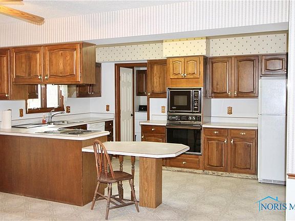 3rd image of 117 Hidden Cove St