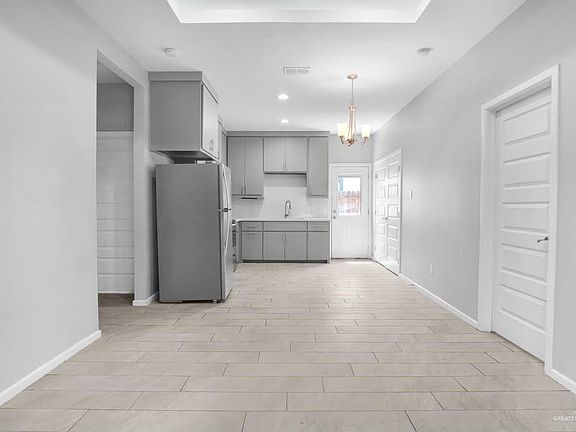 3rd image of 909 W Sunset Valley St