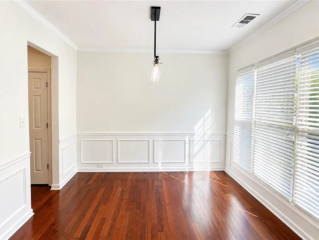 4 bed, 2.5 bath, 2742 sqft, $2,400 — Photo 2