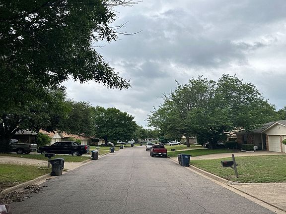 5th image of 3833 Blue Grass Ln
