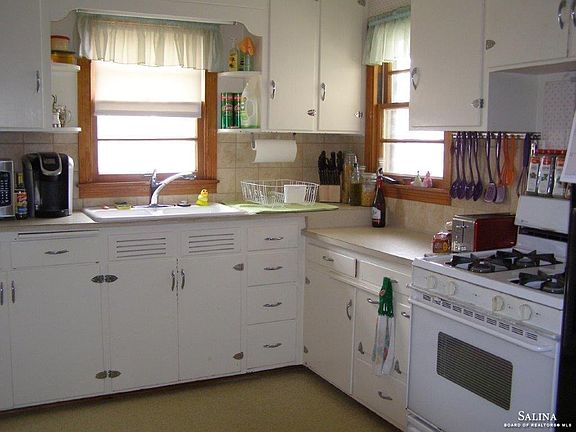 3rd image of 901 E 4th St