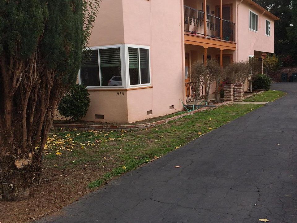 1st image of 935 Oak Ln APT A