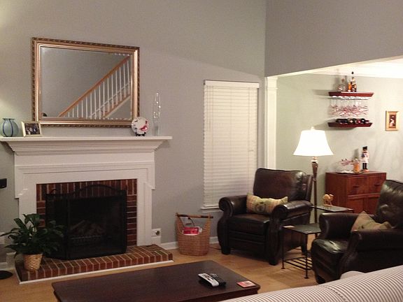 Living rm w/vaulted ceiling