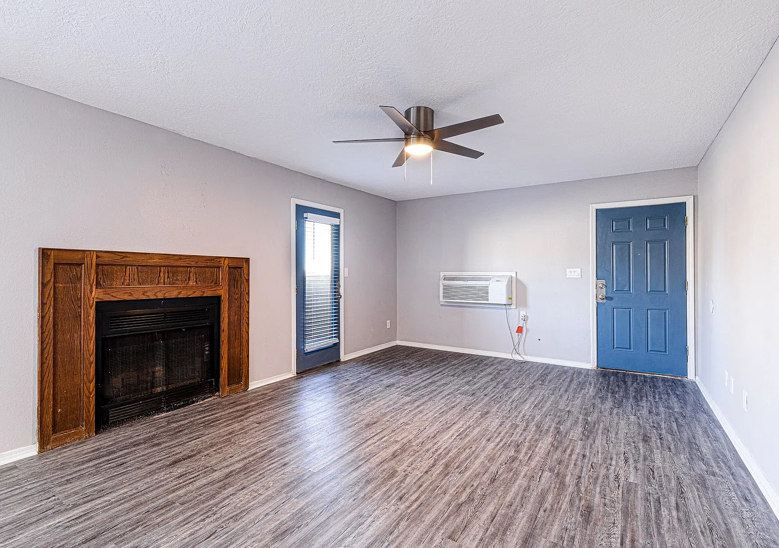 Oversized 1 Bedroom - 1 Bathroom Apartment Home — Photo 3