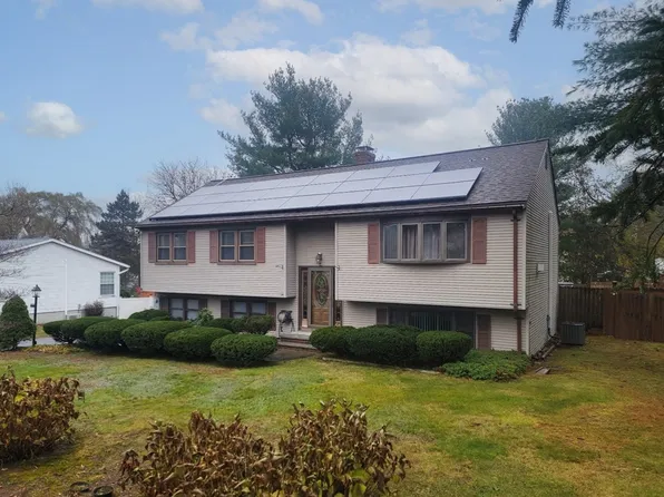 14 Coachman Ln, Methuen, MA 01844