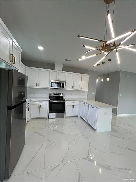 3 bed, 2.0 bath, 10687 sqft, $1,300 — Photo 4