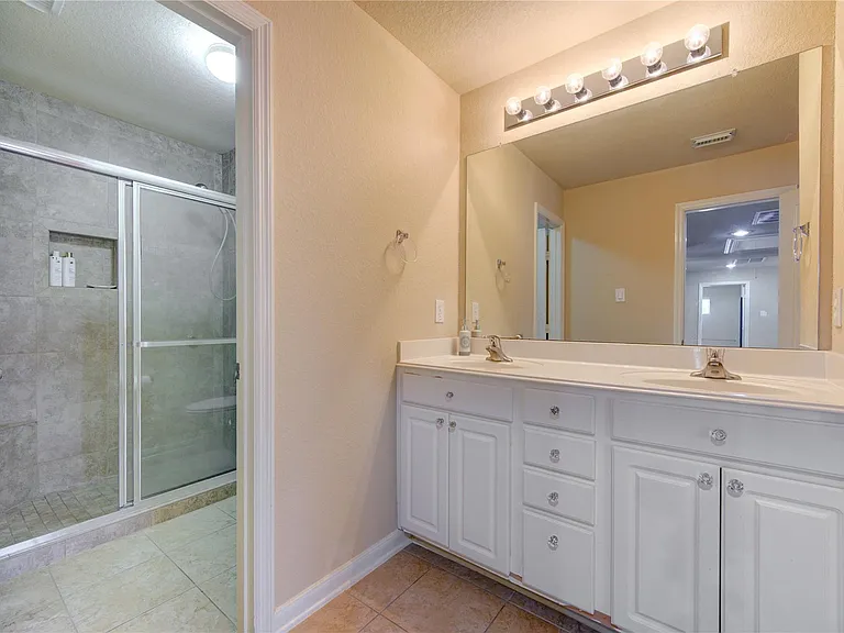 1243 Glenwood Canyon Ln — Photo 37