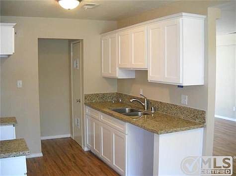 4th image of 1715 Manor Dr