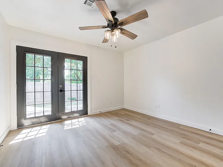 2212 Donna Dr — Photo 17