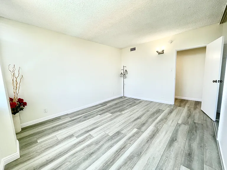 Occidental Towers Apartments — Photo 180