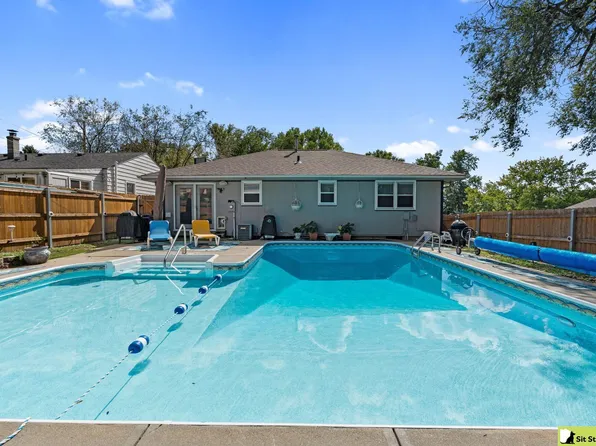 5210 Pine St, Omaha, NE 68106