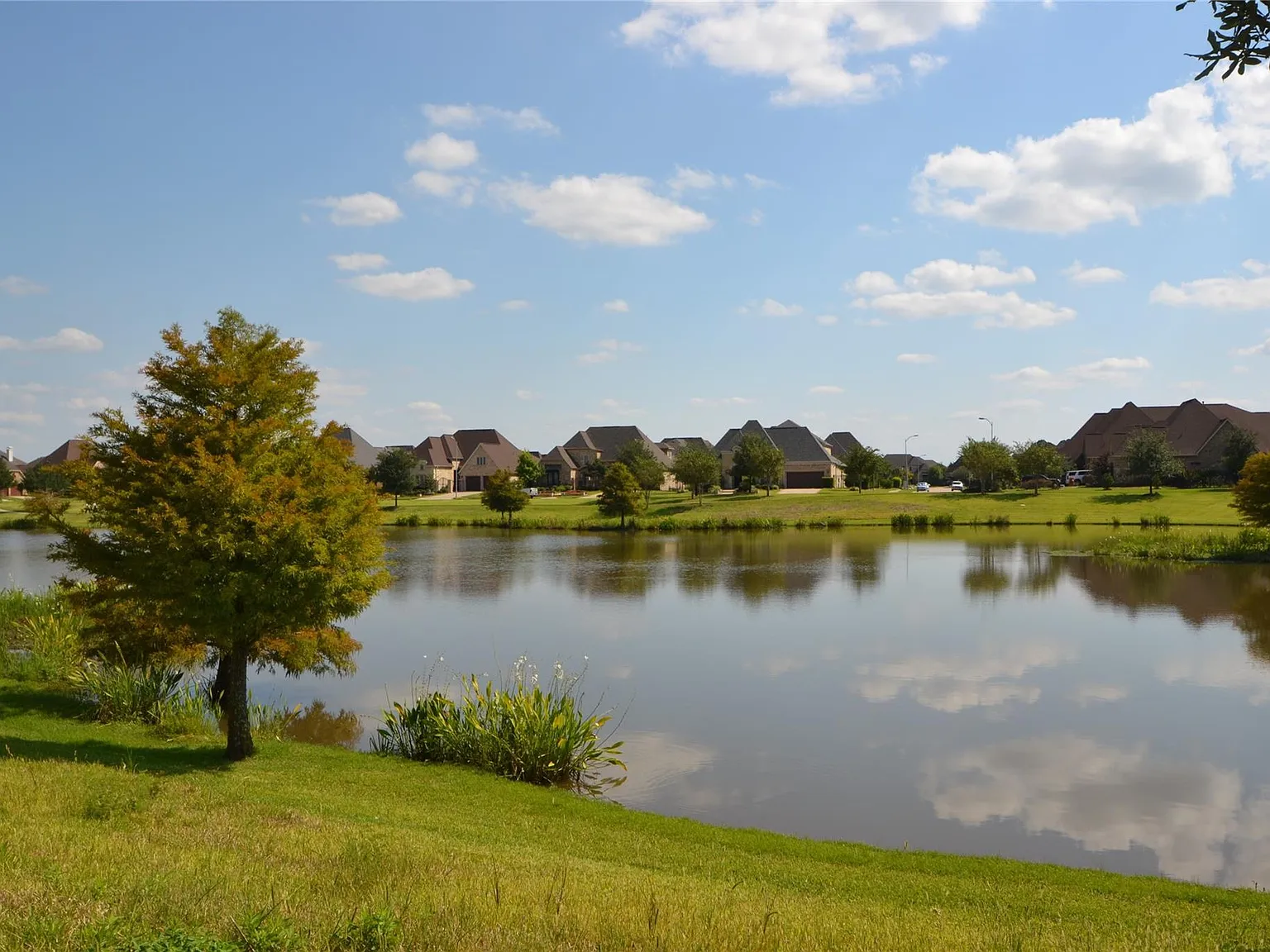 3 bed, 2.5 bath, 2745 sqft, $2,995 — Photo 2