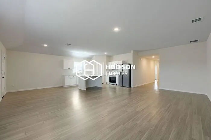 404 Rose Ave — Photo 2