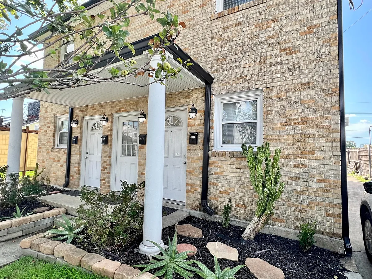 Adorable 4 plex just off Jefferson Road, 1 block from the River Road and minutes to Ochsner Hospital, New Orleans and Causeway. - 362 Brooklyn Ave