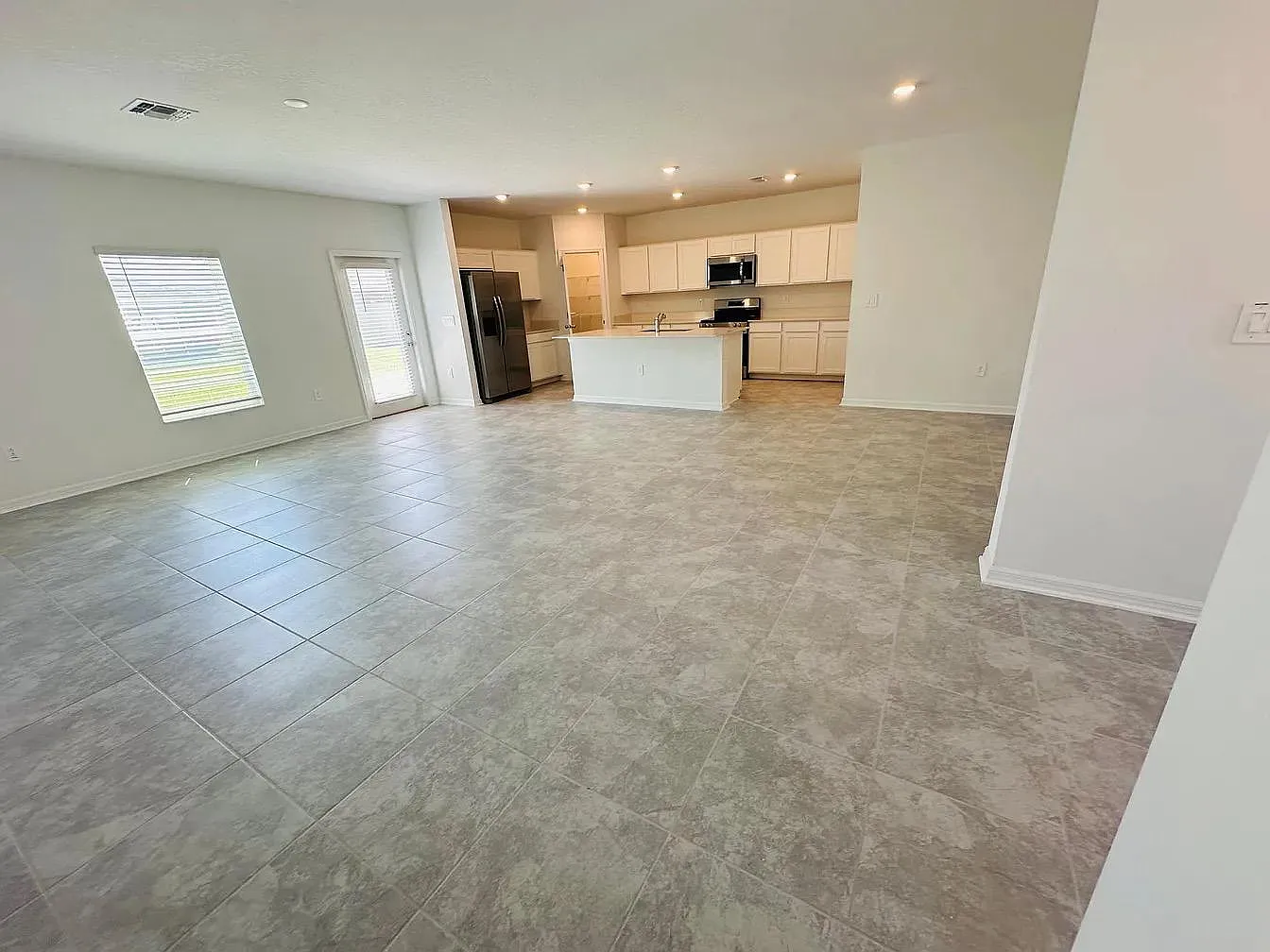 5 bed, 2215 sqft, $2,250 — Photo 2