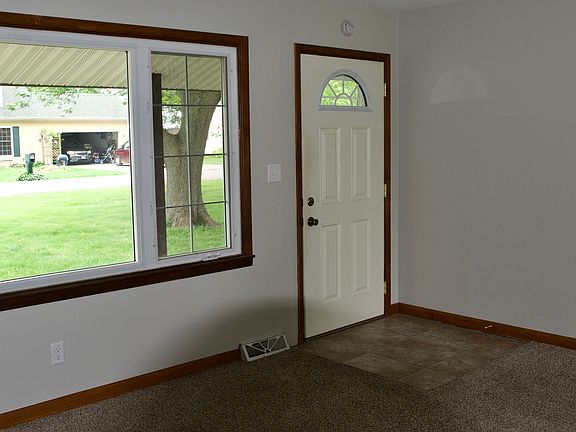4th image of 821 Sunny Acres Dr