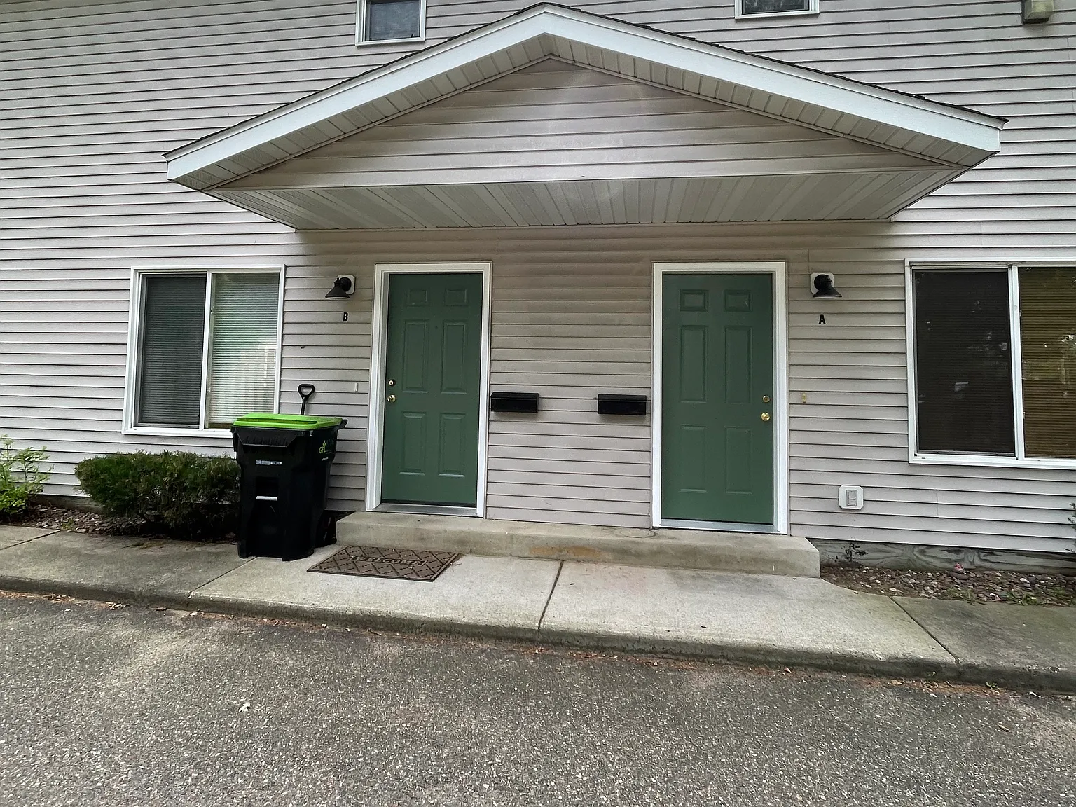 5 bed, $1,900 — Photo 2