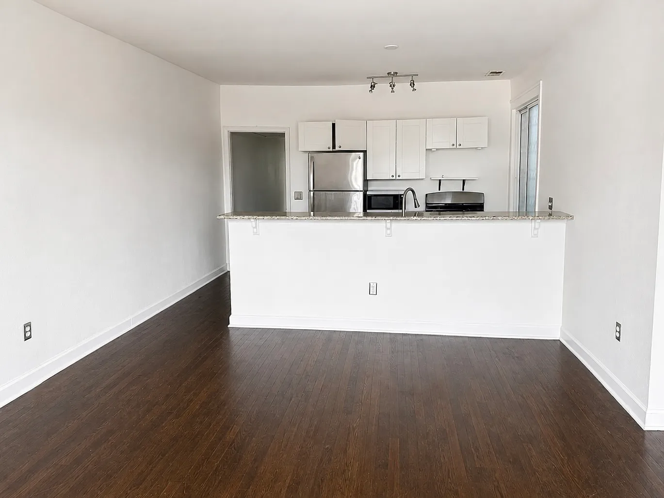 2 bed, 900 sqft, $1,200 — Photo 3
