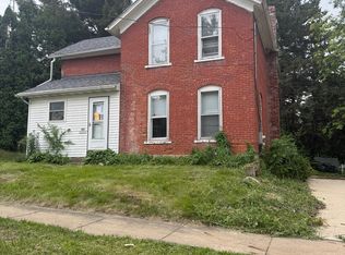509 W Chestnut St, Freeport, IL 61032