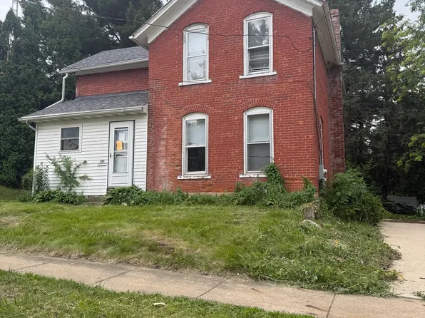 509 W Chestnut St, Freeport, IL 61032