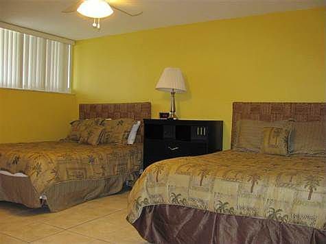 4th image of 915 Eisenhower Dr #1040