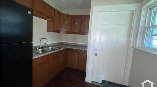 5 bed, 2000 sqft, $1,500 — Photo 3