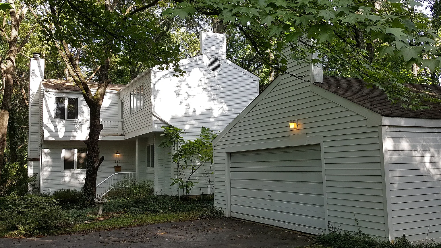 726 N Kirkwood Rd photo 1