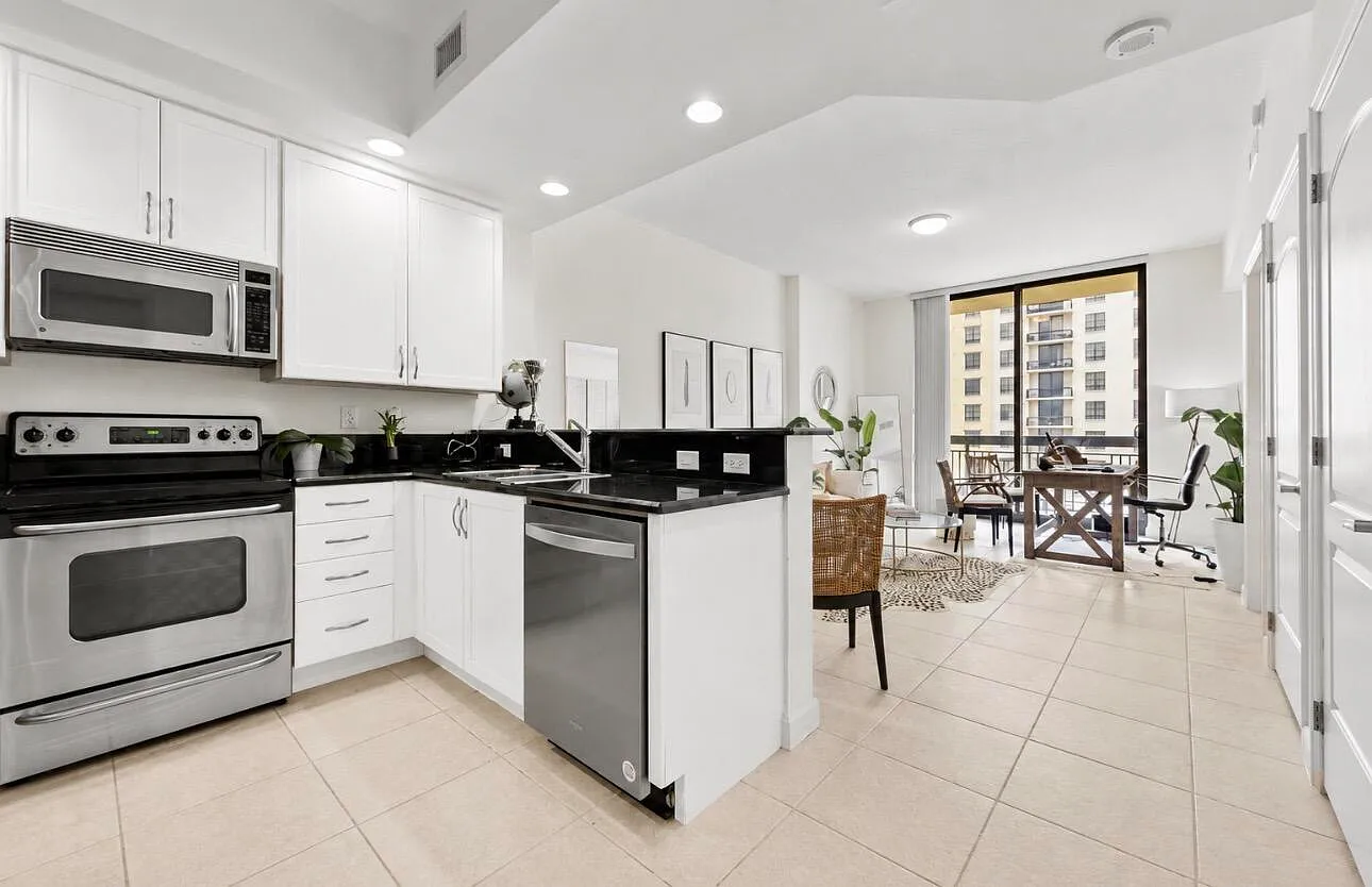 1 bed, 1.5 bath, 905 sqft, $3,100 — Photo 2