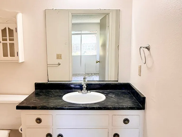 134 N M St — Photo 9