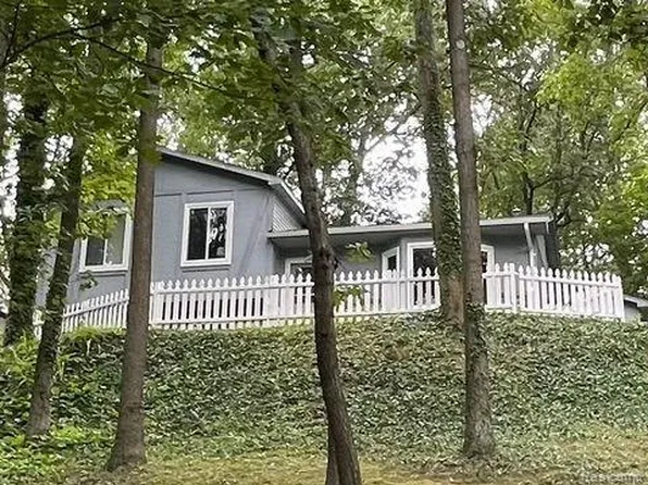 8892 Nepahwin Dr, Clarkston, MI 48348