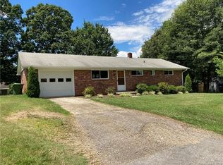 16 Sandhurst Dr, Asheville, NC 28806