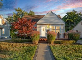 912 Woodsboro Dr, Royal Oak, MI 48067