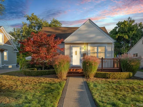 912 Woodsboro Dr, Royal Oak, MI 48067