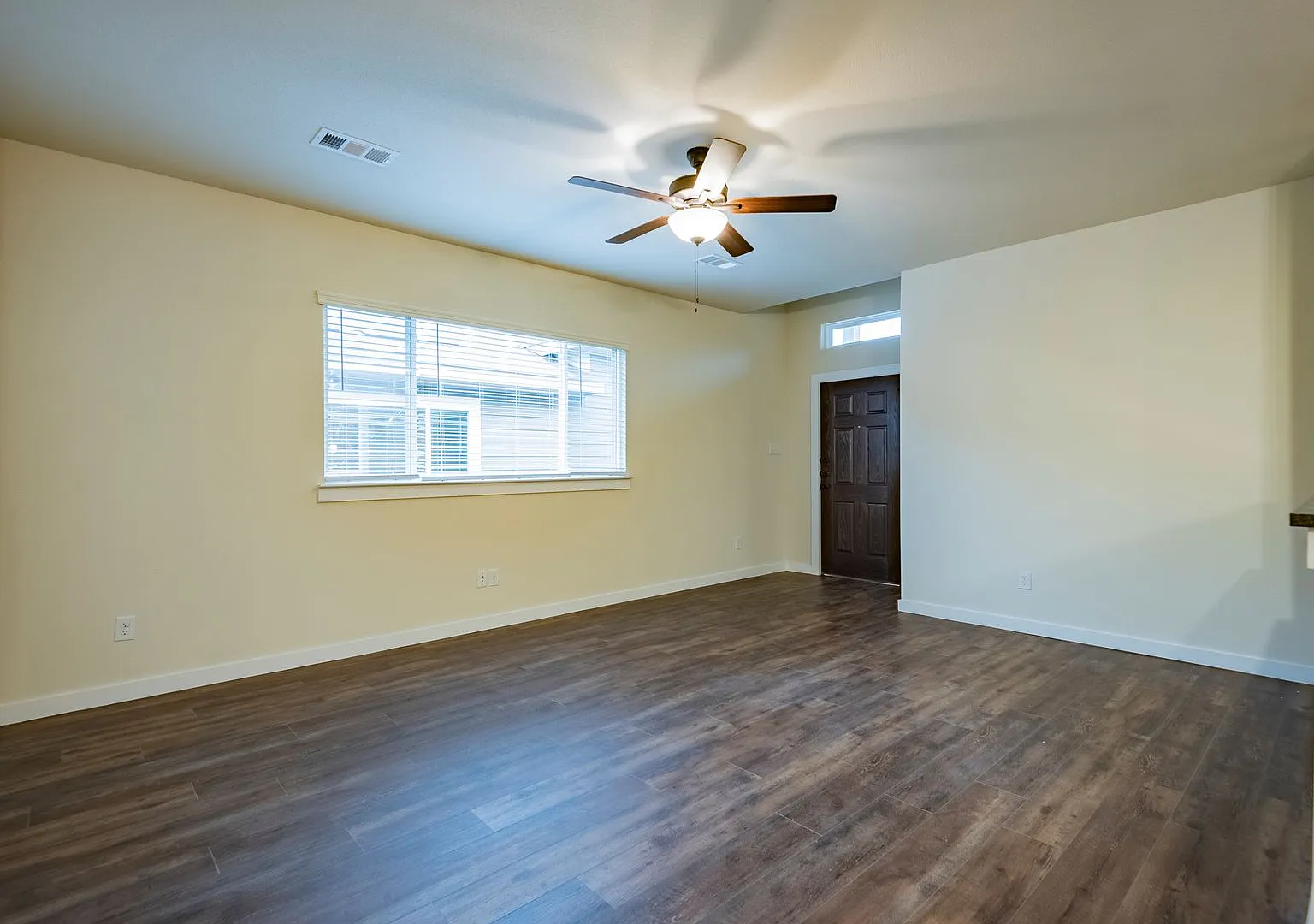 Gorgeous 3 Bedroom Duplex Located In Midlothian Isd! — Photo 4