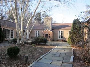 6 W Cove Rd, Moodus, CT 06469