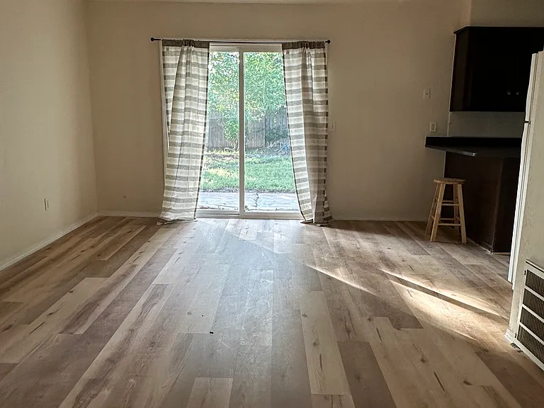 519 Robin Hill Rd — Photo 3