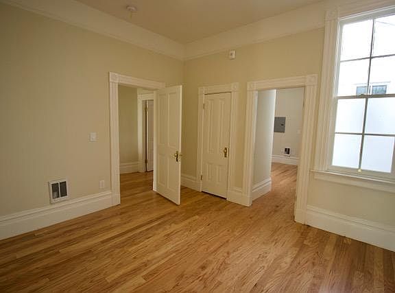 4th image of 136 Tiffany Ave