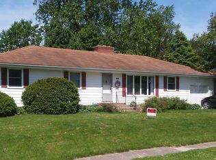 105 N McKinley Dr, Mahomet, IL