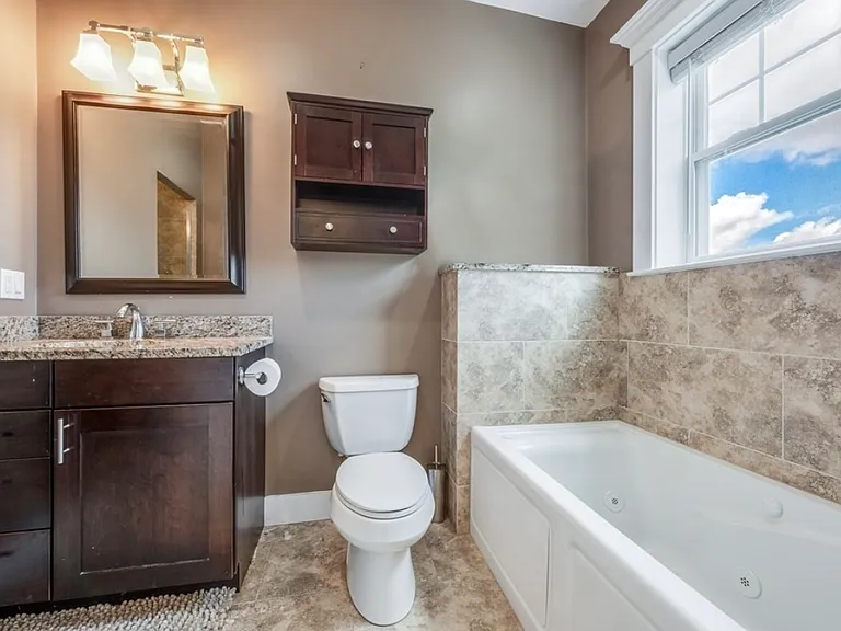 621 E 3rd St #3 — Photo 10