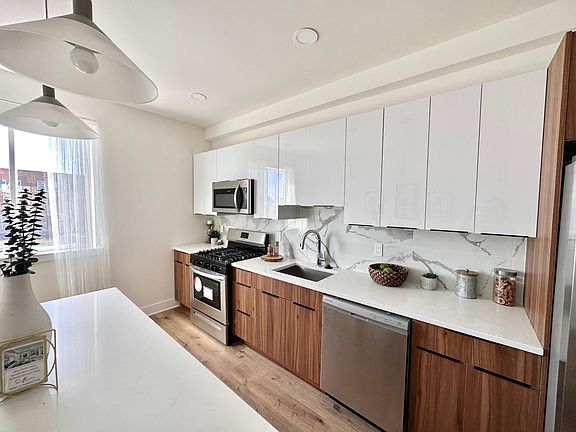 3rd image of 2504 E Tioga St #C