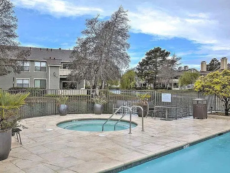 185 Lakeshore Ct — Photo 18