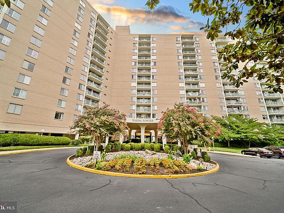 3rd image of 501 Slaters Ln APT 1001