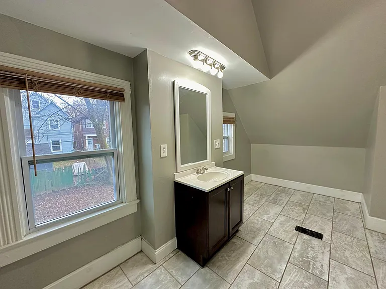 679 Linden St — Photo 10