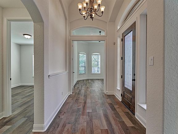 3rd image of 6 Devon Dale Dr