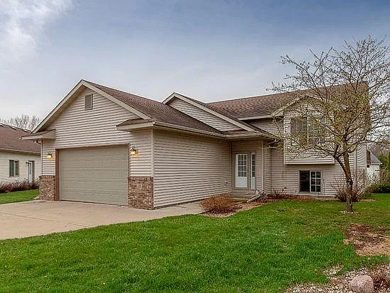4 bed, 2400 sqft, $2,000 — Photo 1