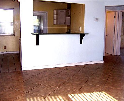 3rd image of 115 SE 8th Ave