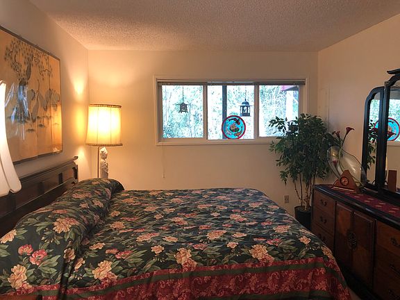 Large bedroom (king bed)