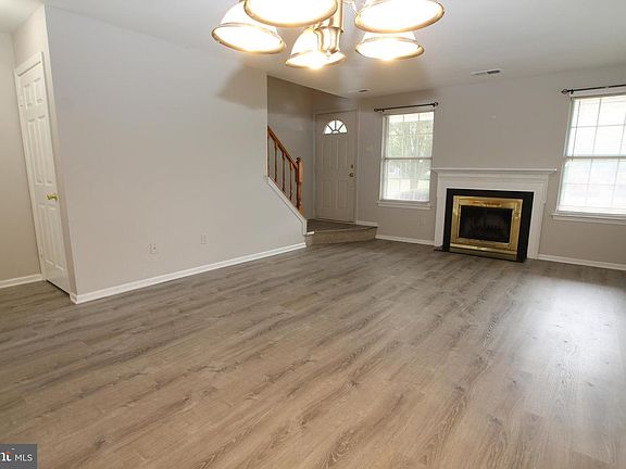5th image of 51 Eaton Ct